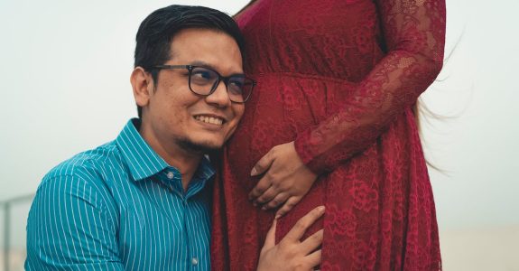 happy-expectant-couple-outdoors-embracing-the-joy-of-pregnancy-1